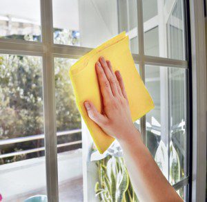 smear-free-window-cleaning-and-polishing-with-microfibers-300x292