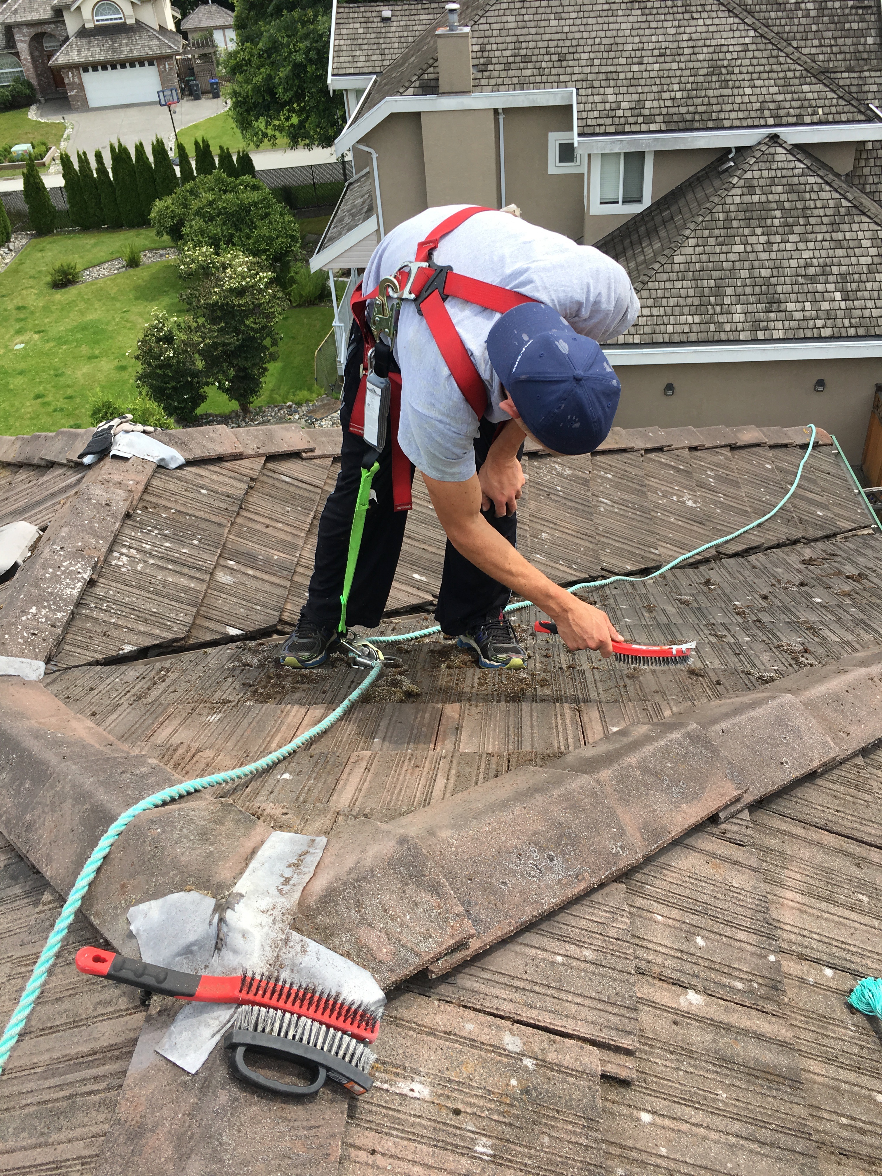 Properly cleaning a roof with the right protective equipment and technique